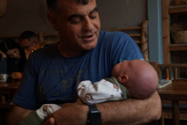 Κώστας Βαξεβάνης | Νανουρίζει τον εγγονό του 